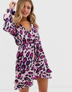 Платье мини с леопардовым принтом, запахом и оборками QED London - Розовый
