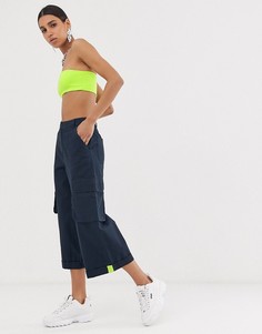 Кюлоты в стиле милитари с неоновой нашивкой ASOS DESIGN - Зеленый