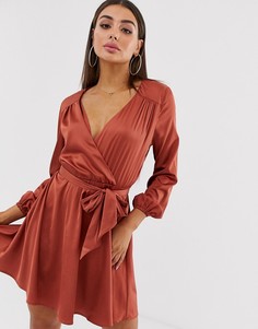 Атласное короткое приталенное платье цвета ржавчины с глубоким вырезом и поясом Koco & K - Красный