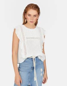 Блуза из ткани плюмети с воланом и кружевом кроше Stradivarius