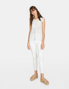 Блуза с воланом и кружевом кроше в стиле рустик Stradivarius