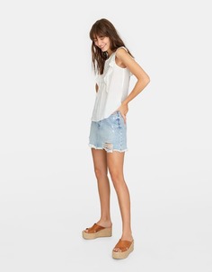 Блуза с воланом и кружевом кроше в стиле рустик Stradivarius