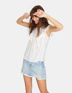 Блуза в стиле рустик с воланами и кружевом кроше Stradivarius