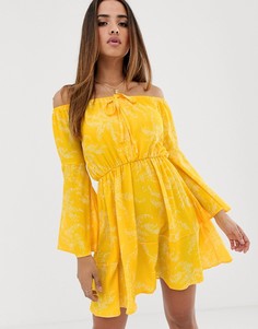 Платье с открытыми плечами и расклешенными рукавами Club L - Желтый