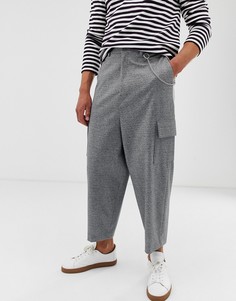 Серые строгие брюки суженного книзу кроя с заниженной проймой и карманами карго ASOS DESIGN - Серый