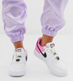 Бело-розовые кроссовки с черной отделкой и баскетбольными значками Nike Air Force 1 07 - Белый