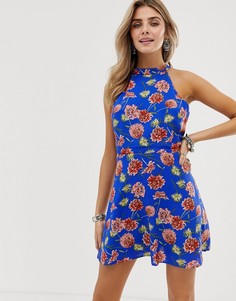 Короткое приталенное платье с завязкой на шее и ярким цветочным принтом En Creme - Мульти