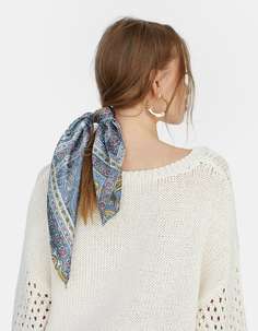 Платок с принтом пейсли в синих тонах Stradivarius