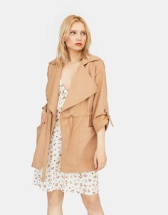 Короткий тренч из струящейся ткани Stradivarius