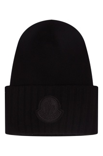 Черная шапка с эмблемой бренда Moncler