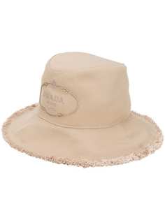 Prada шапка с вышитым логотипом