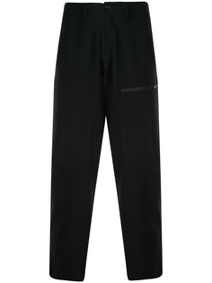 Yohji Yamamoto суженные книзу брюки с карманом на молнии