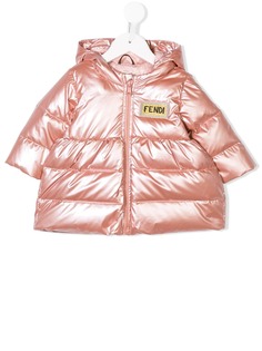 Fendi Kids пуховик с заплаткой с логотипом