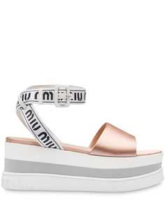 Miu Miu сандалии на платформе с эффектом металлик