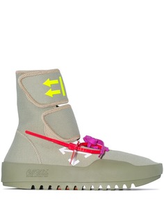 Off-White высокие кроссовки Moto Wrap с принтом Arrow