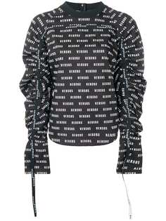 Versus свитер со сборками и сплошным принтом с логотипами