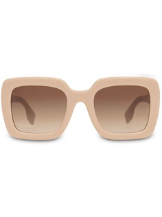 Burberry Eyewear солнцезащитные очки в массивной квадратной оправе