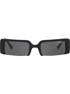 Vogue Eyewear солнцезащитные очки Soho в прямоугольной оправе с заклепками
