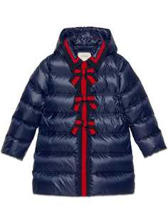 Gucci Kids стеганая куртка-пуховик с бантами