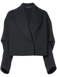 Josie Natori укороченный пиджак с воротником-шалькой