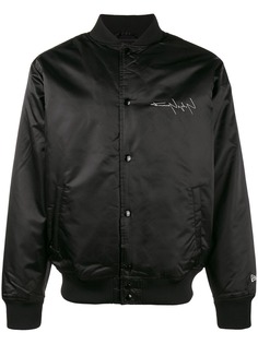 Yohji Yamamoto куртка-бомбер с принтом New Era