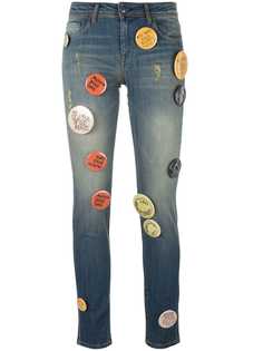 Each X Other декорированные джинсы с аппликацией значков