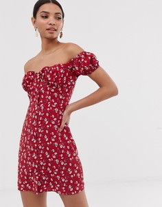 Платье-мини с открытыми плечами, сборками на груди и цветочным принтом Fashion Union - Красный