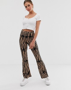 Светло-бежевые расклешенные брюки с тигровым принтом ASOS DESIGN - Мульти