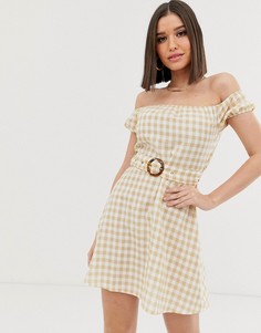 Платье мини в клетку с открытыми плечами и поясом с черепаховой пряжкой Missguided - Белый