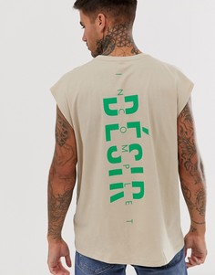 Oversize-футболка из органического хлопка без рукавов и с маленьким логотипом на груди и принтом на спине ASOS DESIGN - Бежевый