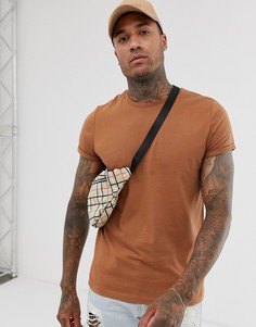 Коричневая футболка с круглым вырезом и отворотами на рукавах ASOS DESIGN - Коричневый