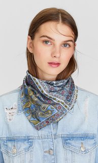 Платок с принтом пейсли в синих тонах Stradivarius