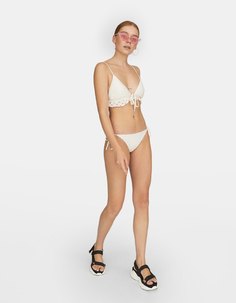 Топ бикини с ажурным узором и воланами Stradivarius