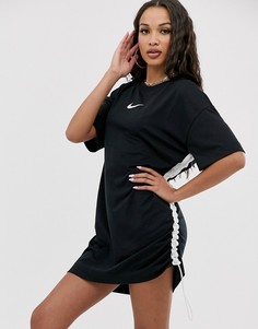 Черное платье-футболка с логотипом-галочкой и присборенной отделкой по бокам Nike - Черный