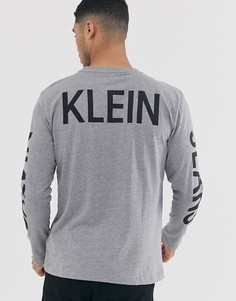 Футболка с длинным рукавом и принтом на спине Calvin Klein Jeans institutional - Серый