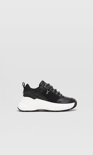 Кроссовки на объемной подошве и с черными деталями Stradivarius