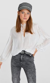 Блуза из сатина с V-образным вырезом Stradivarius