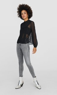 Блуза из полупрозрачной ткани в романтическом стиле Stradivarius