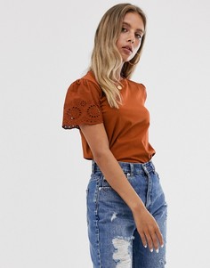 Футболка с вышивкой ришелье на рукавах ASOS DESIGN - Оранжевый