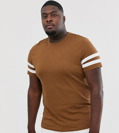 Коричневая футболка из органического хлопка с полосами на рукавах ASOS DESIGN Plus - Коричневый