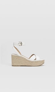Белые сандалии с тиснением и на джутовой платформе Stradivarius