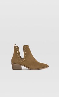 Кожаные ботильоны на плоской подошве, с вырезами и заклепками Stradivarius