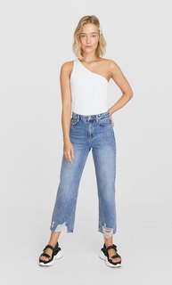 Джинсы прямого кроя с разрывами Stradivarius