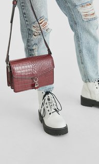 Сумка с эффектом крокодиловой кожи и замком Stradivarius