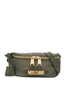 Moschino поясная сумка с металлическим логотипом