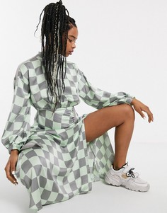 Атласное платье миди со сборками и принтом в шахматную клетку ASOS DESIGN - Мульти