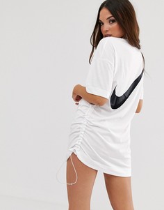 Белое присборенное платье-футболка с логотипом-галочкой Nike