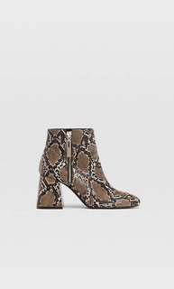 Ботильоны на высоком каблуке с эффектом змеиной кожи Stradivarius