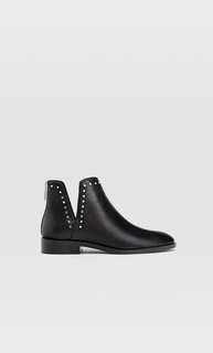 Ботильоны на плоской подошве, с вырезами и заклепками Stradivarius