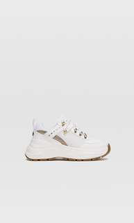 Кроссовки на объемной подошве и с золотистыми деталями Stradivarius